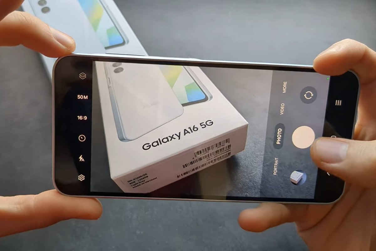 Main prend en photo la boîte du Galaxy A16 de Samsung avec le smartphone, car lui et le Galaxy A06 sont mieux vendus que le Galaxy S25 Ultra, trop cher